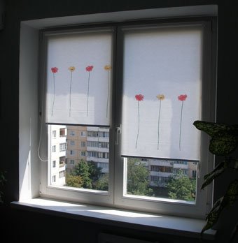Тканевые роллеты с рисунком поднятые